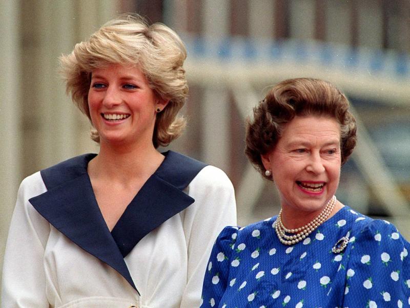 La Regina e il maggiordomo: il mistero degli oggetti di Lady Diana spariti da Kensington Palace