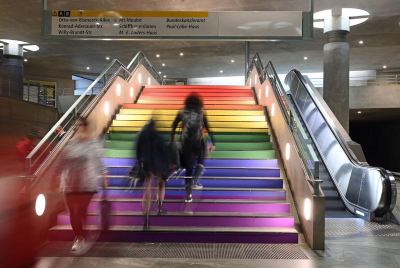 Bunte Treppen, rote Zahlen: BVG verweigert Auskunft zu Ausgaben für Pride-Month-Aktion