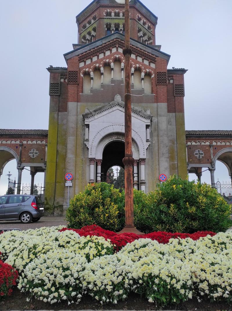 Lodi, razzia al cimitero Maggiore: ladri in fuga con un furgone e la bicicletta del custode