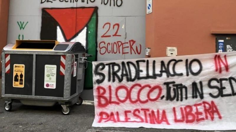 Minghetti in catene, ma gli studenti entrano