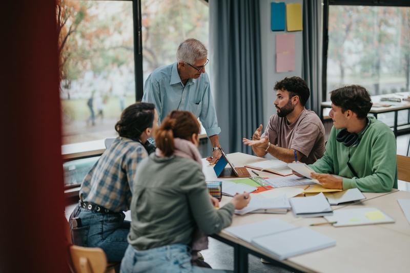 Más allá de la especialización: las ventajas de la colaboración entre saberes en la universidad