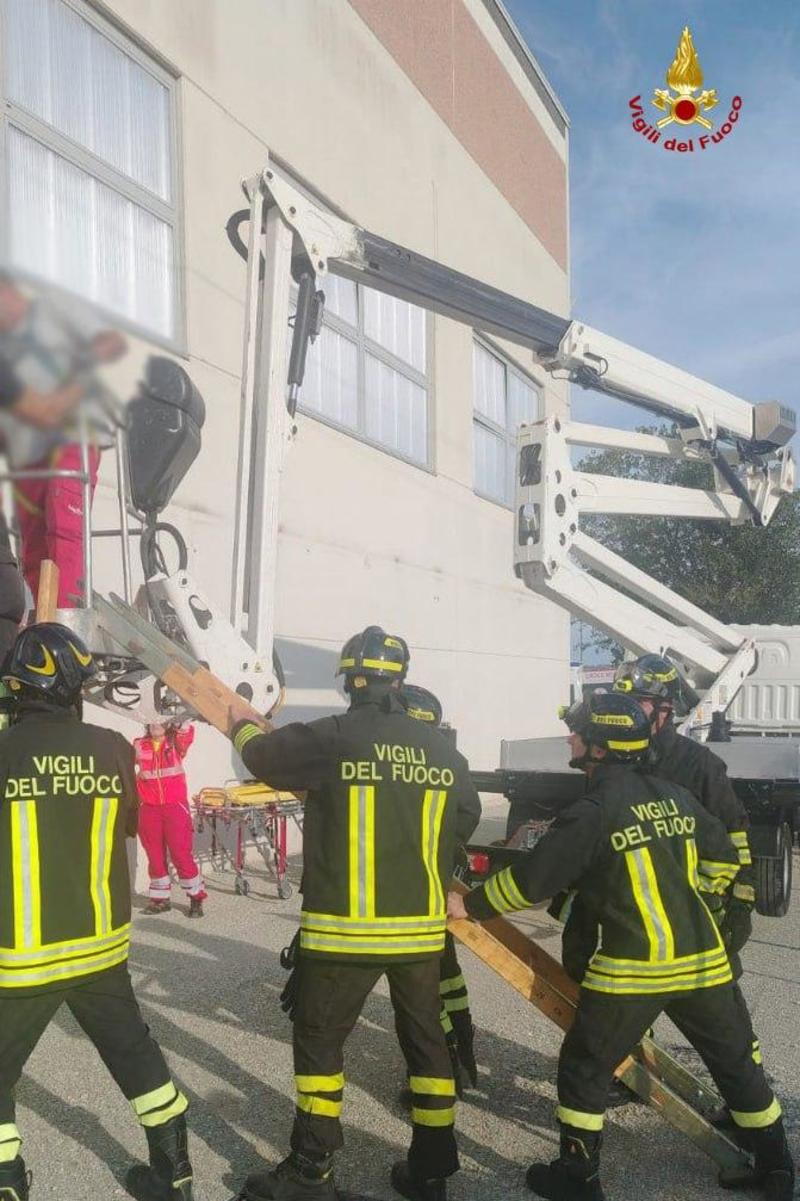 Folgorato dai cavi mentre lavora a 6 metri, ferito operaio