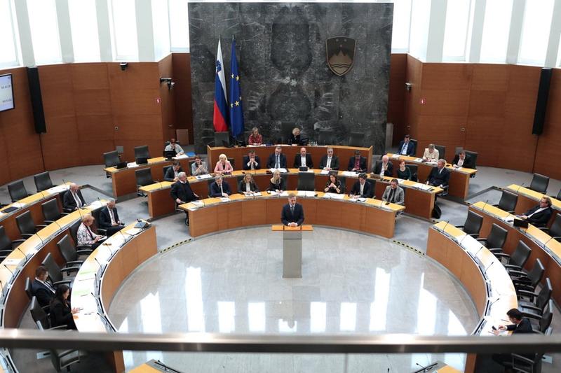 (POGLED) Kolumna Darinke Pavlič Kamien: Še je čas, da začnemo politike spet meriti po delu, ne po šovih