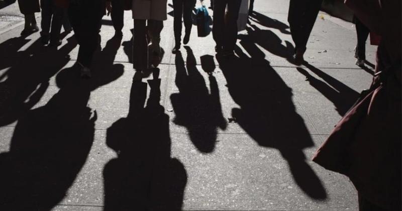 Το ωράριο τεντώνει, η ζωή συρρικνώνεται