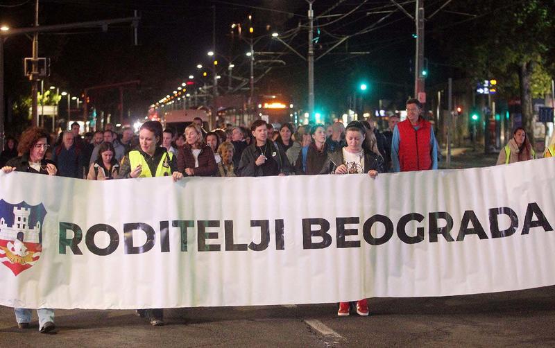 Arhiv javnih skupova objavio koliko je roditelja sinoć bilo na protestu ispred Ministarstva prosvete