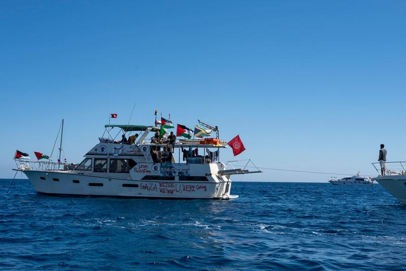 Gaza flotilla rebuffs calls to stop, as Israel readies for complex interception