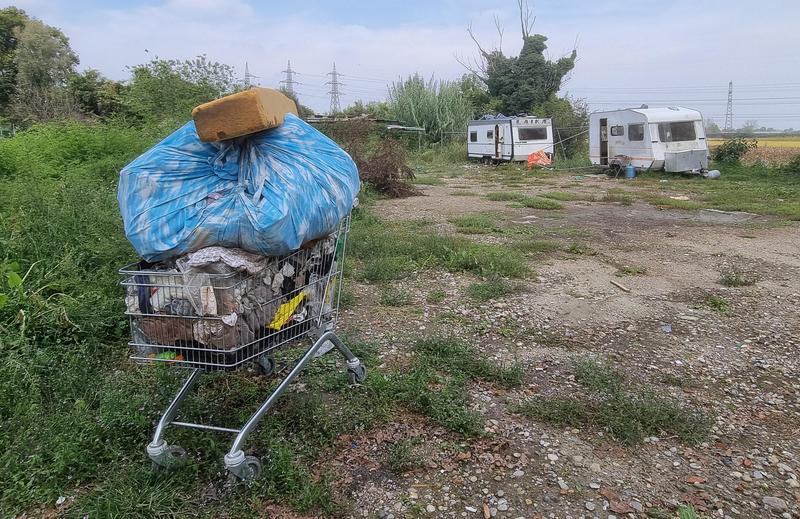 Milano, 10 figli minorenni tolti alle famiglie rom del campo di via Selvanesco