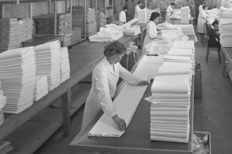 Bassetti chiude, fine di un’epoca: catene ai cancelli della fabbrica di Rescaldina