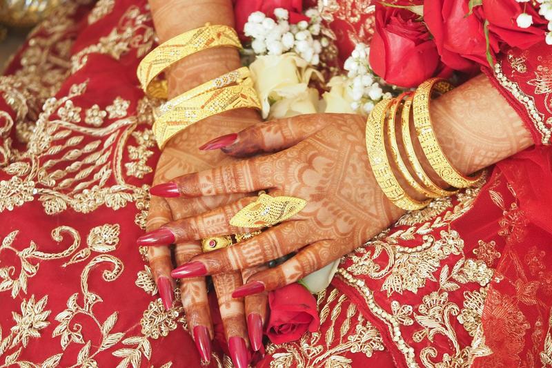 Minacciata, drogata e costretta ad accettare un matrimonio combinato in Bangladesh: arrestati i genitori