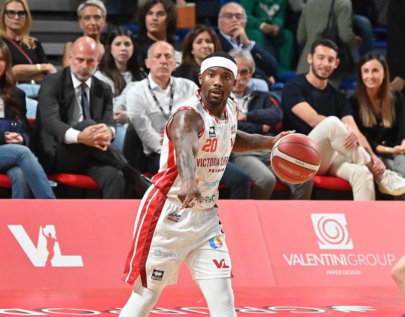 Pesaro, all’esordio si salva solo Tambone . Felder e Miniotas firmano una partita 