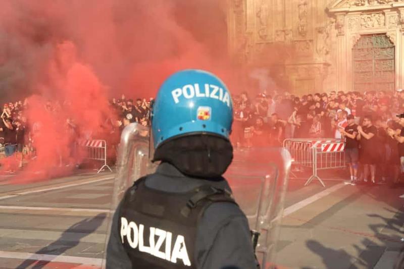 Tre tifosi dello Slavia Praga denunciati: le tensioni in piazza Duomo e lo striscione vietato