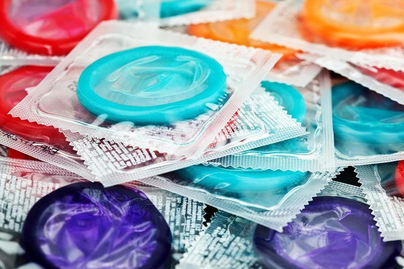 Milano, gli studenti e il sesso: più della metà dei giovani ha rapporti prima dei 16 anni, il 77% usa il preservativo