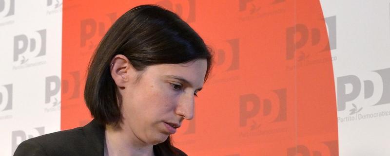 Elly Schlein sotto attacco: dopo la sconfitta nelle Marche il PD la circonda di avvoltoi