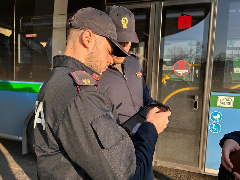 Como, aggredisce l'autista di un bus e insulta i passeggeri: 36enne arrestato