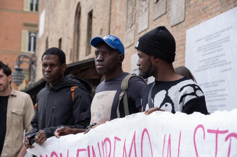 Lasciavano i migranti lasciati senza cibo per giorni: indagati cinque gestori della cooperativa Desy