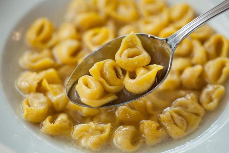 Festival del tortellino, 20 degustazioni per il re della cucina emiliana. C’è anche la variante floreale