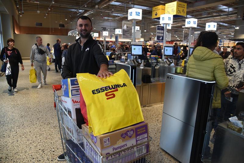 Com’è la nuova Esselunga, centinaia di persone all’apertura