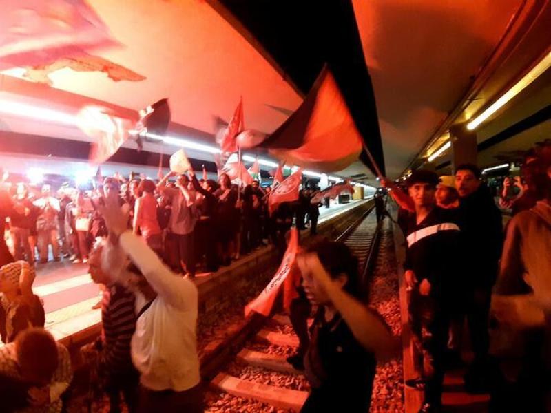 Sumud Fotilla, a Napoli trecento manifestanti occupano la stazione centrale e i binari