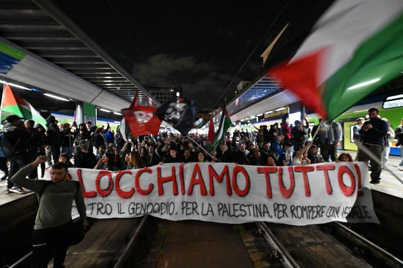 Milano, la protesta per la Flotilla. In cinquemila da piazza della Scala a Cadorna al grido di “Palestina libera” /