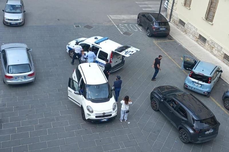 In manette per una multa: “Mi sono sentita morire”. I vigili: noi, aggrediti
