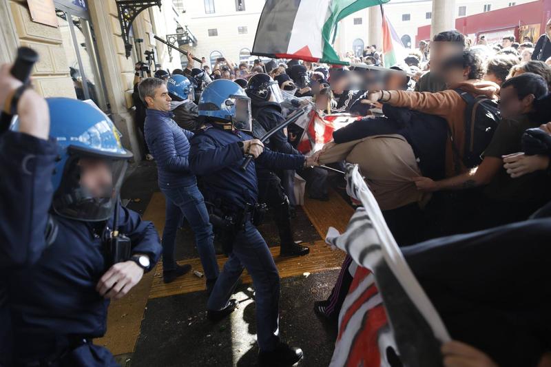 Flotilla, a Bologna la mobilitazione delle scuole: corteo in centro, strade bloccate e traffico in tilt. Diretta