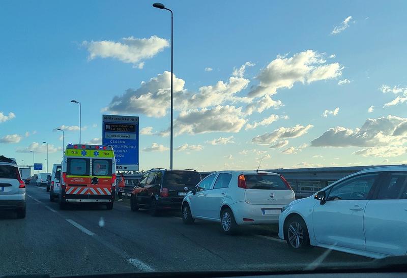 Maxi tamponamento tra 5 auto in tangenziale, fila chilometrica verso l'autostrada