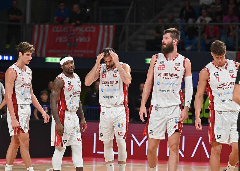 La difesa di Pesaro? Due domestiche con il piumino in mano