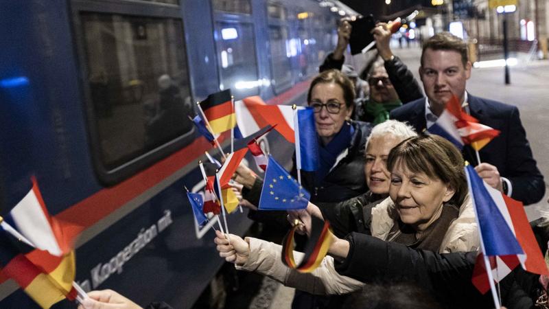 Aus für Nachtzug zwischen Paris und Berlin: Am Gare de l‘Est wird im Pyjama protestiert