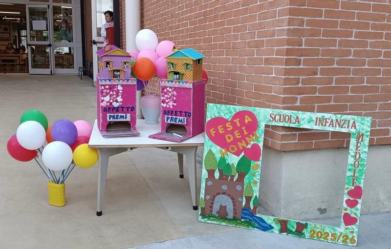 Medole, all’asilo c’è un distributore di coccole: il regalo dei bimbi per la festa dei nonni