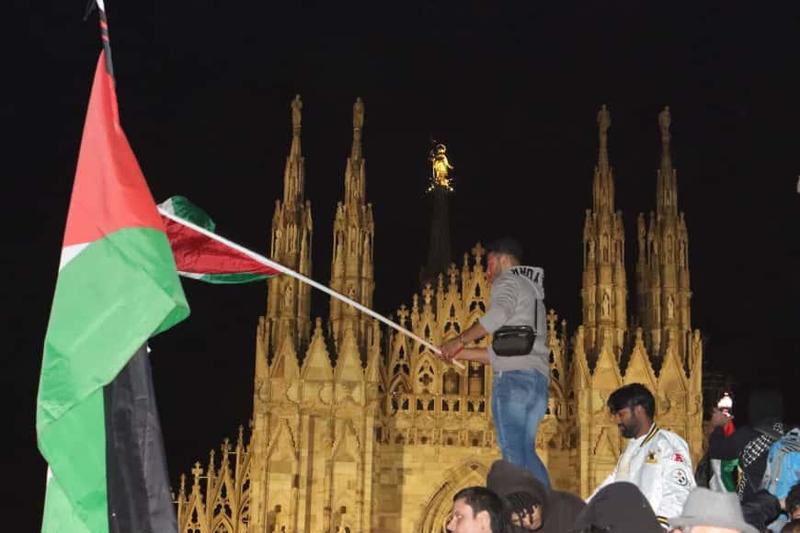 Milano, un fiume di gente: arrivo in Duomo dopo tre ore in marcia. Traffico in tilt, ma gli automobilisti applaudono