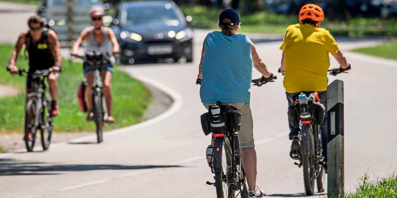 Pro & Kontra: Braucht es eine Helmpflicht für E-Scooter und E-Bikes?