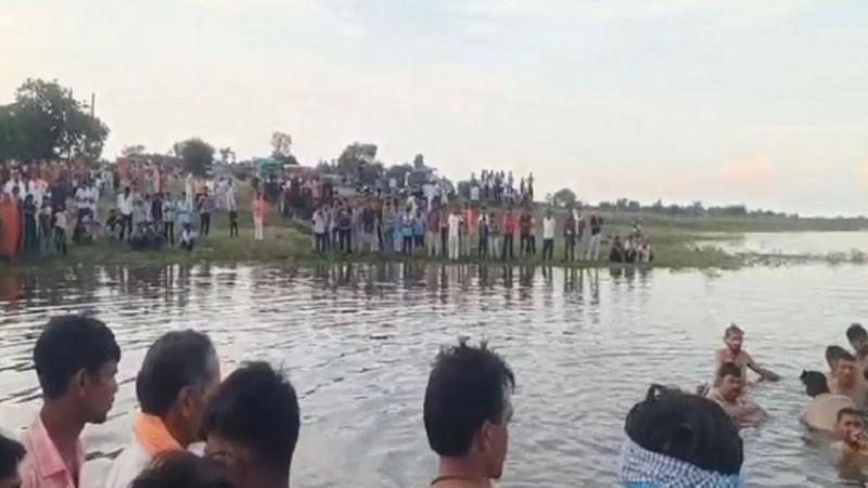 10 die after tractor-trolley plunges into Abna river in MP's Khandwa