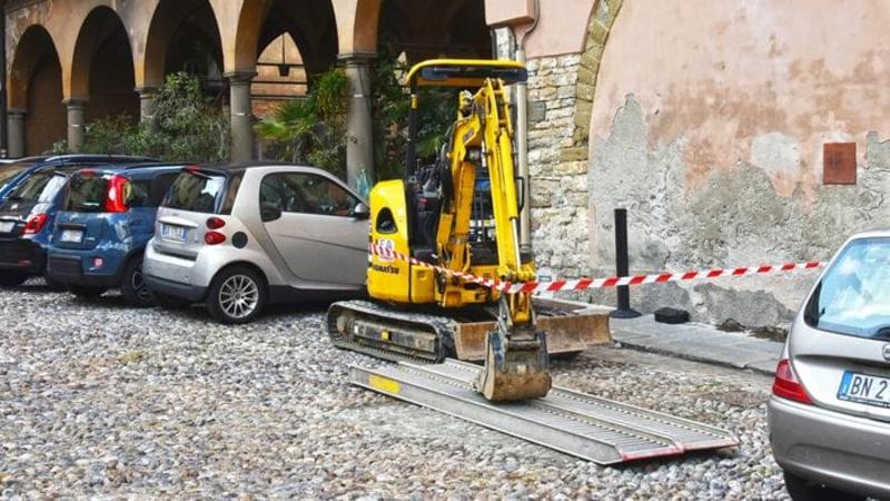 Città Alta, primi «test» in piazza Angelini: si può procedere coi carpini a terra