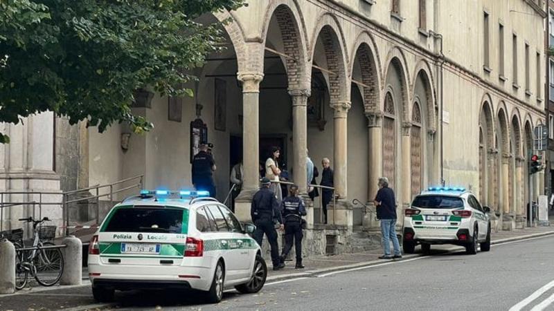 Bergamo, l’autopsia del clochard: morto a seguito della caduta