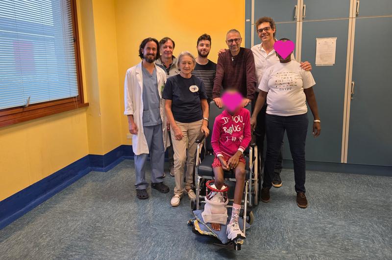 Bambina rimasta invalida dopo un intervento chirurgico, Eva ritrova il sorriso: ora può tornare a camminare