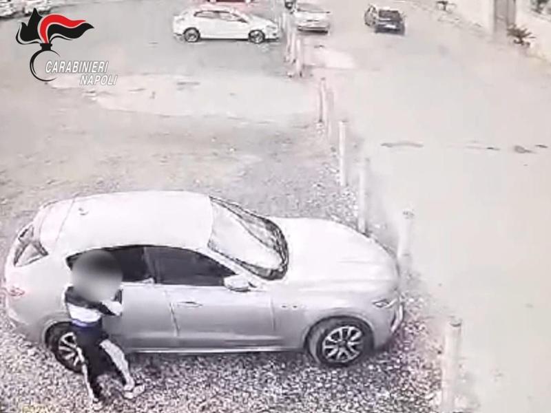 CosÃ¬ la banda di Scampia rubava auto di lusso: gps nascosti per sapere doveÂ e quando portarle via |Video