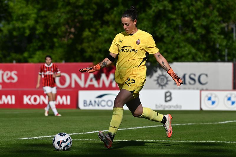 Un calcio ai pregiudizi, il Milan Women annuncia: “La nostra Noemi è incinta” e scatta la policy a sua tutela