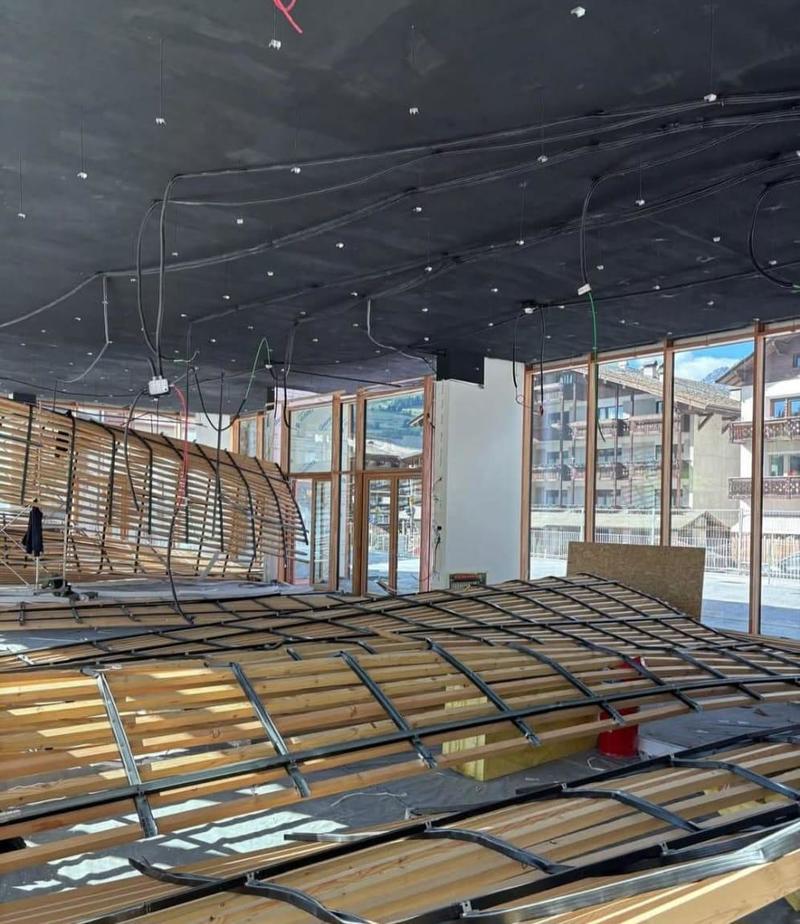 Bormio, disavventura olimpica: crolla il controsoffitto del Family Lounge dello Ski Stadium
