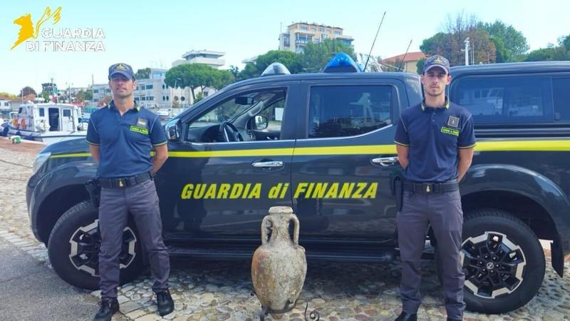 Antica anfora romana in vetrina: scatta il sequestro della Finanza