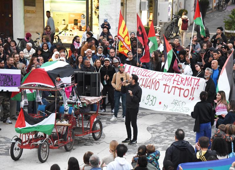 Corteo a Rimini per la Flotilla tra cori, striscioni e tamburi: città bloccata
