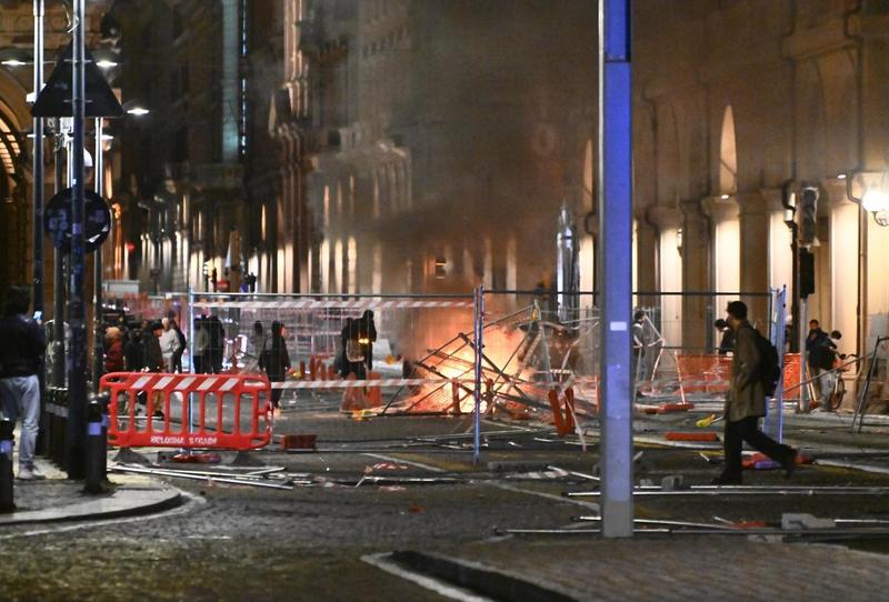 Dall’odio politico alla guerriglia nelle città: perché non dobbiamo abituarci a stazioni e autostrade occupate e università intolleranti