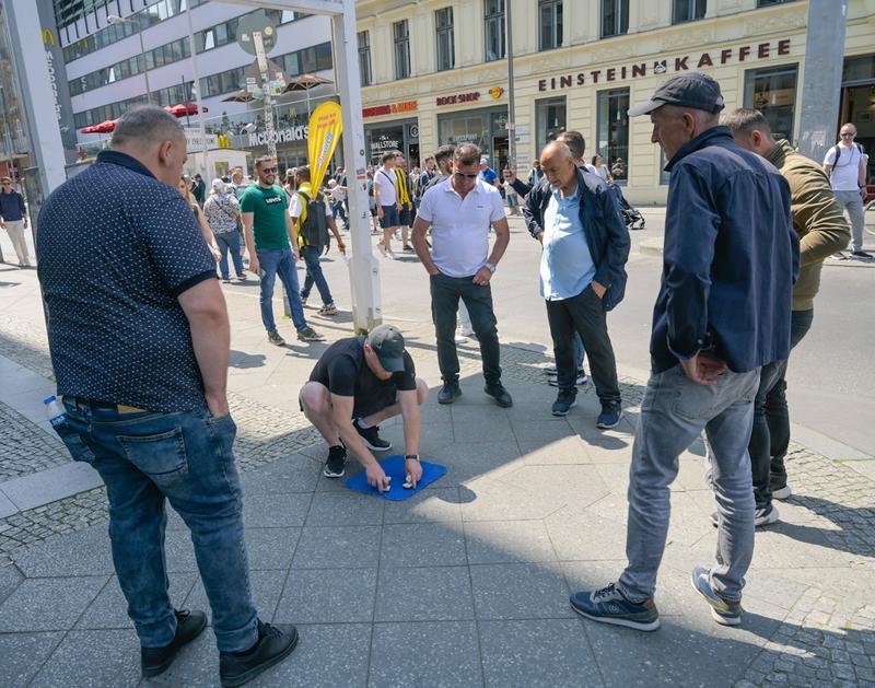In Berlin-Mitte will ein Mann für Ordnung sorgen: Doch Hütchenspieler rufen die Polizei