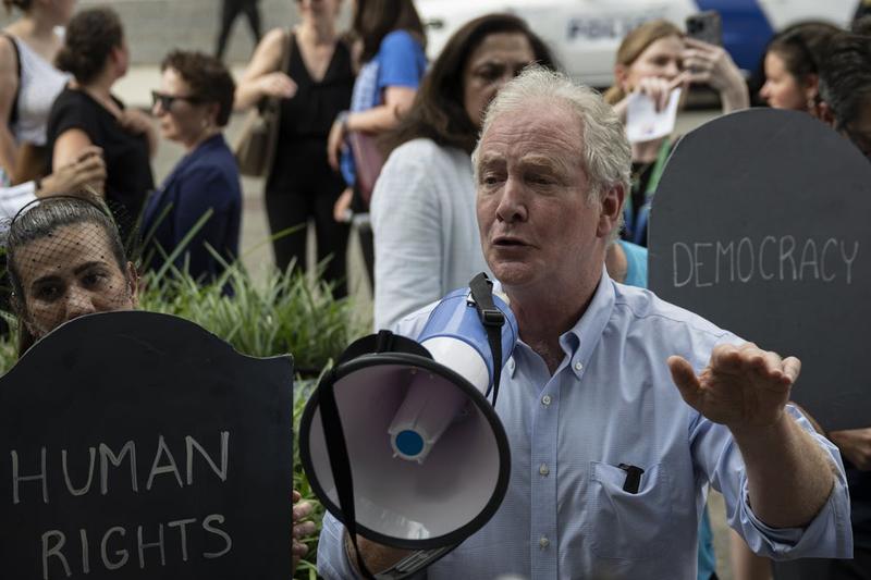 Chris Van Hollen Is Angry—at Trump, and at His Party’s Lame Pollsters