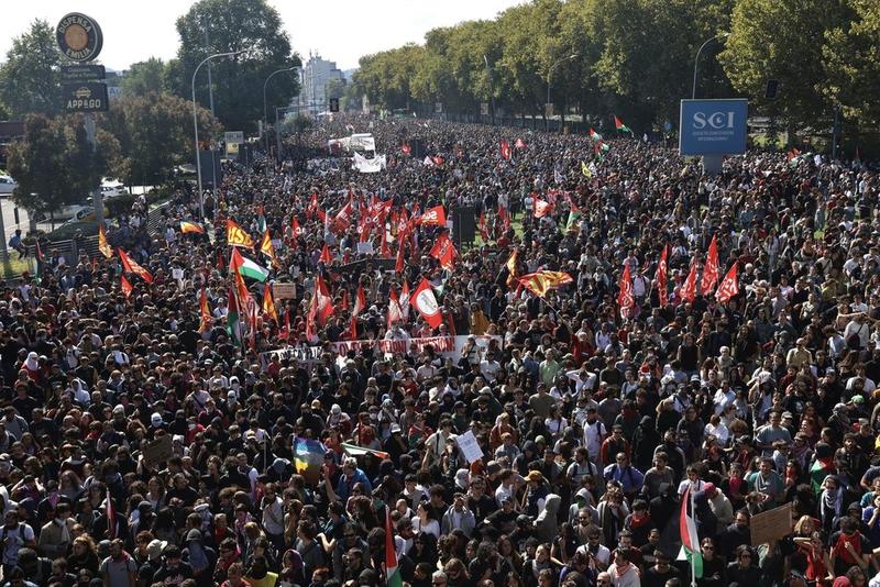 Scioperi in cento città, l’Italia si ferma per Gaza. E la politica si azzuffa