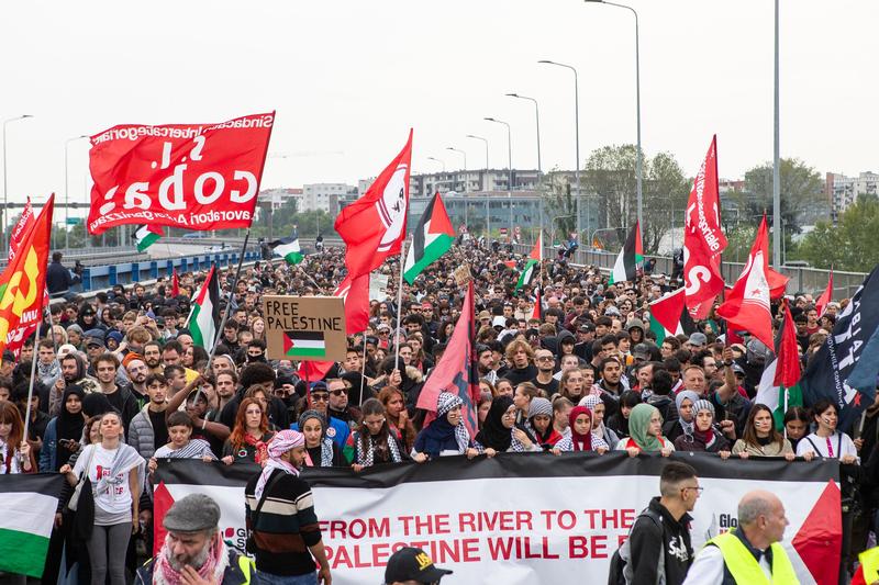 Lo sciopero generale a Milano, com’è finita: in centomila in corteo, gli scontri in tangenziale, i lacrimogeni: una giornata ad alta tensione
