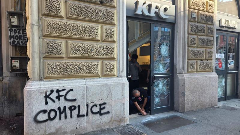 Guerriglia in stazione, bilancio nero: feriti 24 agenti e una manifestante