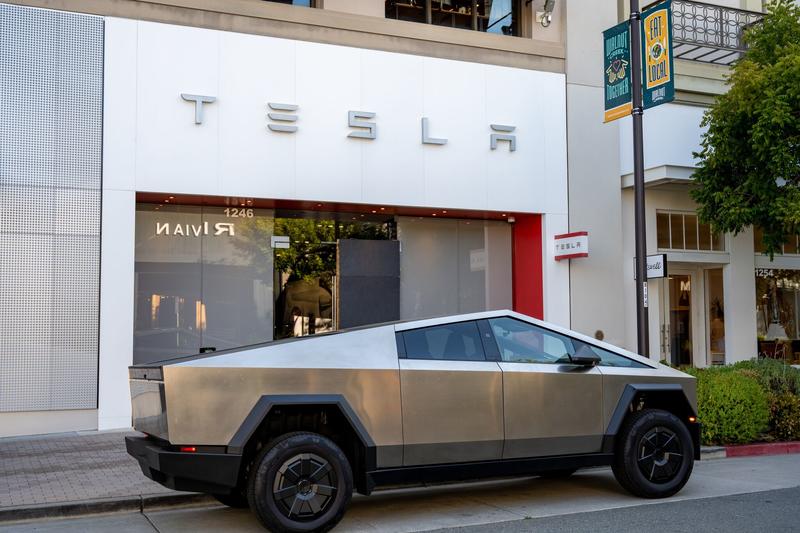 Families of college students killed in Bay Area Cybertruck crash sue Tesla