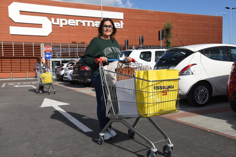 Esselunga, 3 giorni dopo la ‘febbre’ resta alta. Clienti curiosi e soddisfatti: “C’è qualità”