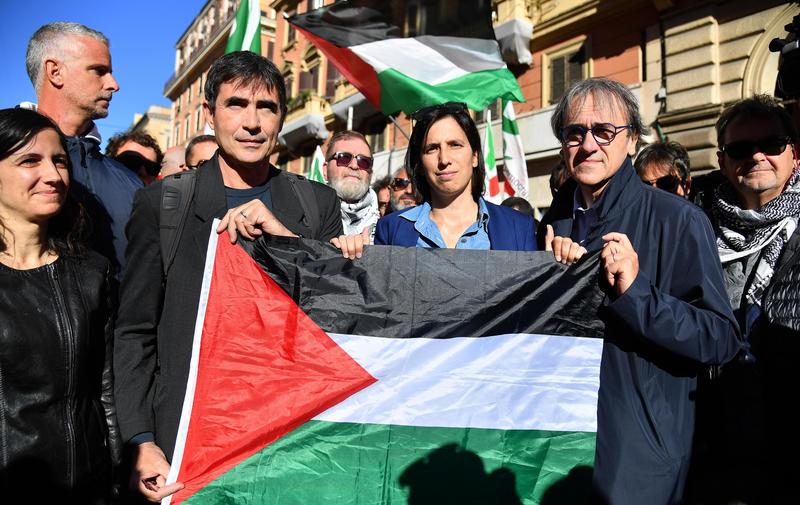 Schlein e Landini, la convergenza identitaria sull’onda pacifista. Ma l’azzardo lascia dubbi nel Pd: “Non inseguiamo le curve da stadio”