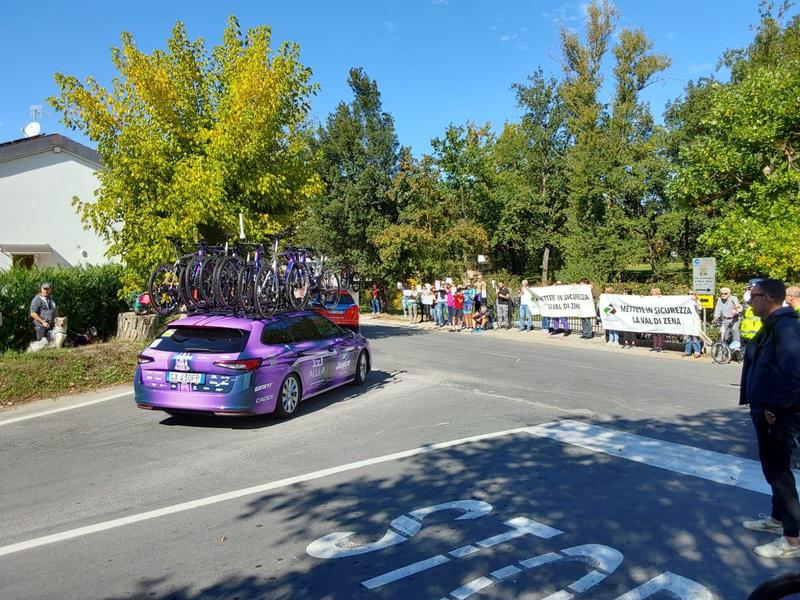 Corre la protesta durante il Giro dell’Emilia, gli alluvionati: “Viviamo con l’ansia e la paura”